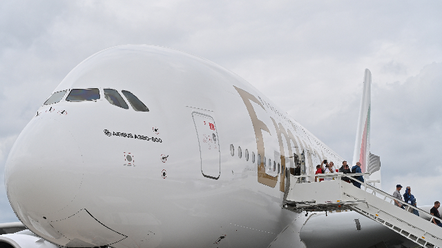 人们正在参观阿联酋航空公司空客A380-800客机 （新华社 图）